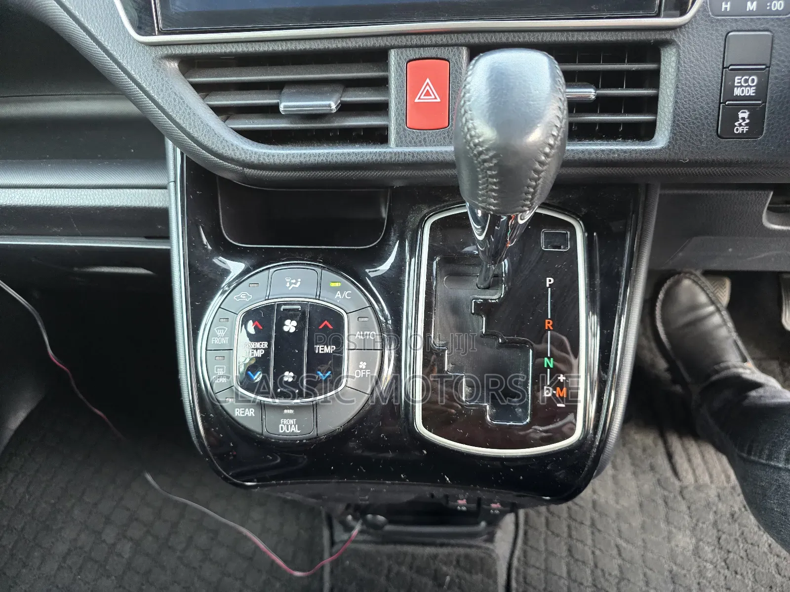 Toyota Voxy 2018 Silver