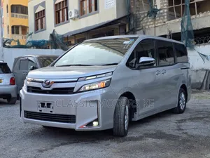 Toyota Voxy 2018 Silver