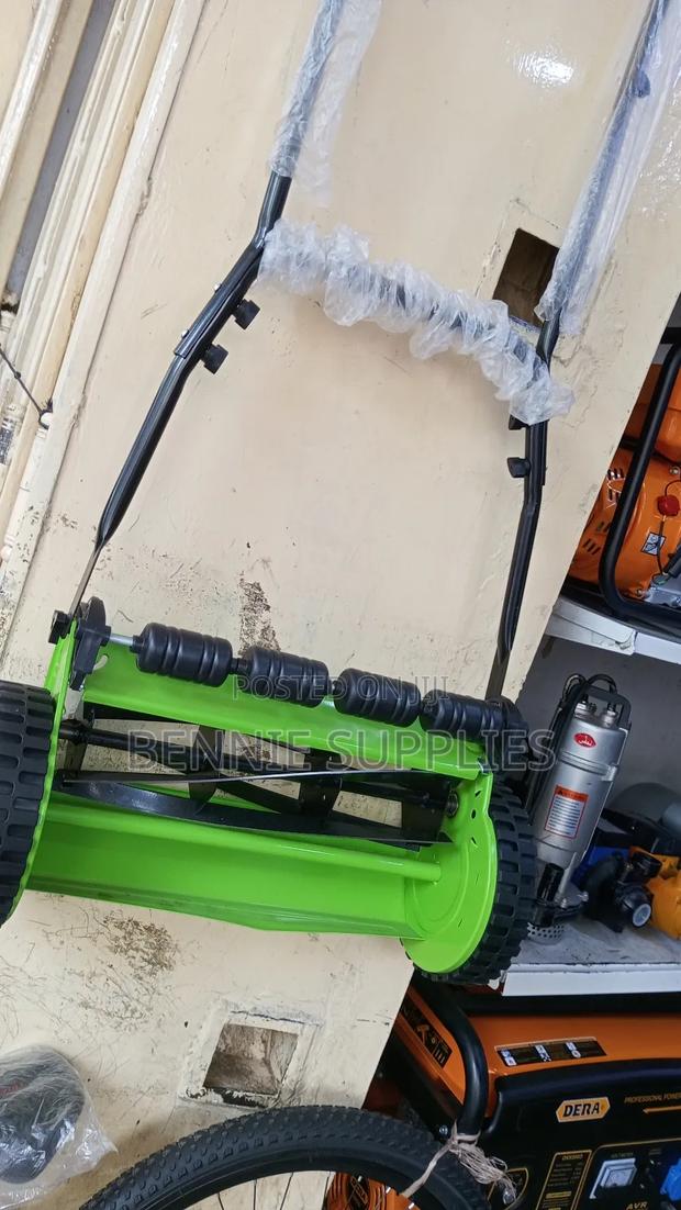 Brand New Hand Held Manual Lawn Mower/ Lawn Mower