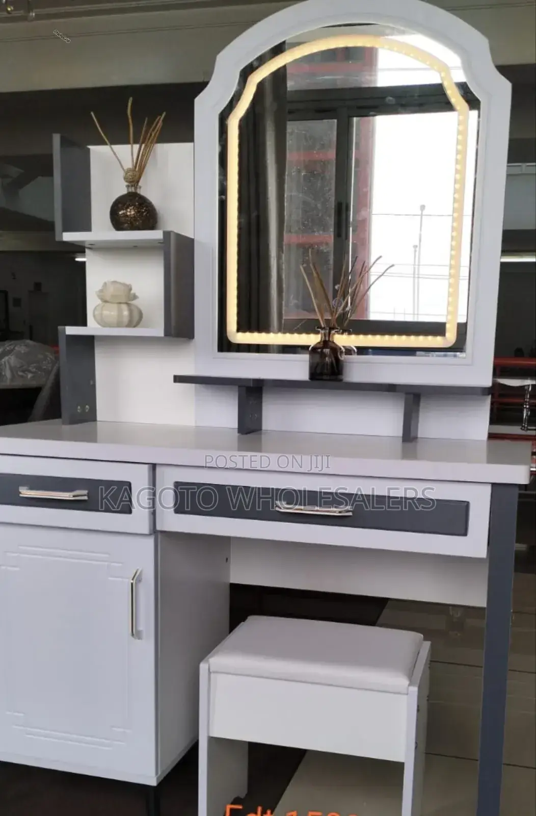 Executive Big Dressing Table With Sliding Mirror