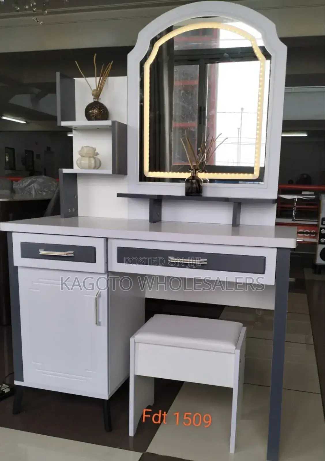Big Size Dressing Table With Sliding Mirror