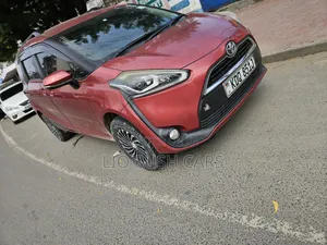Toyota Sienta 2017 Red