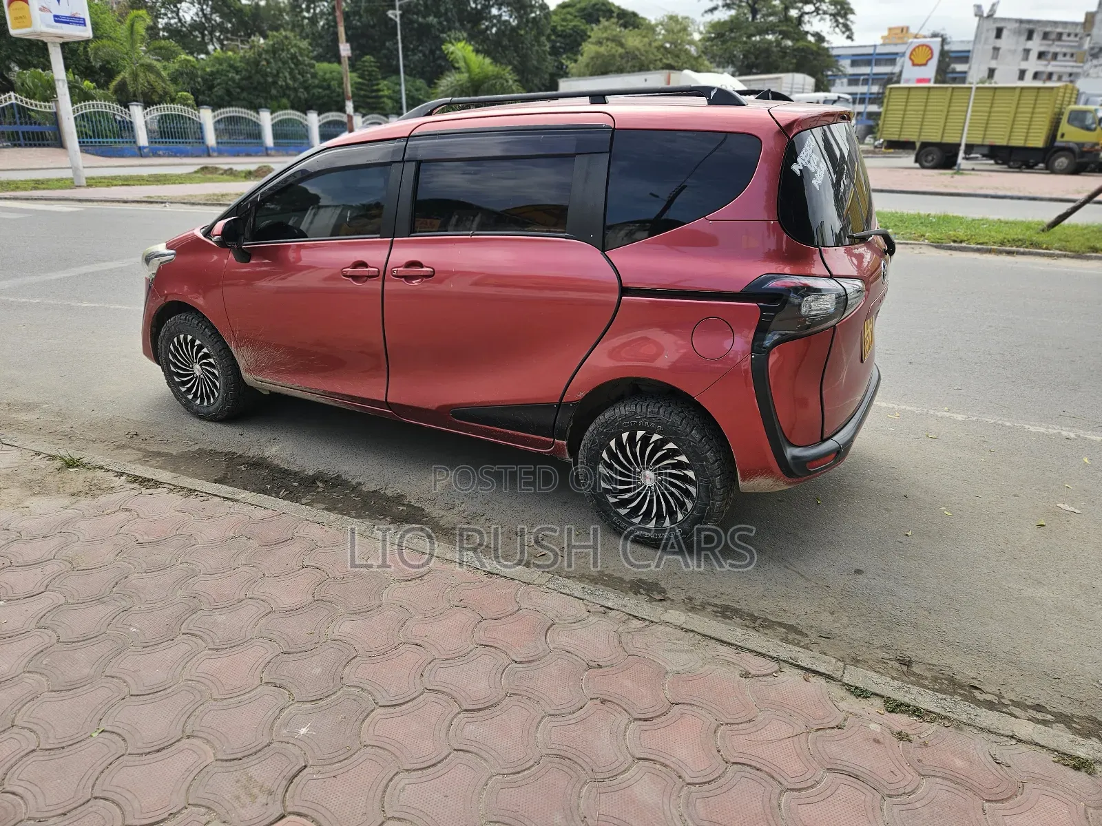 Toyota Sienta 2017 Red