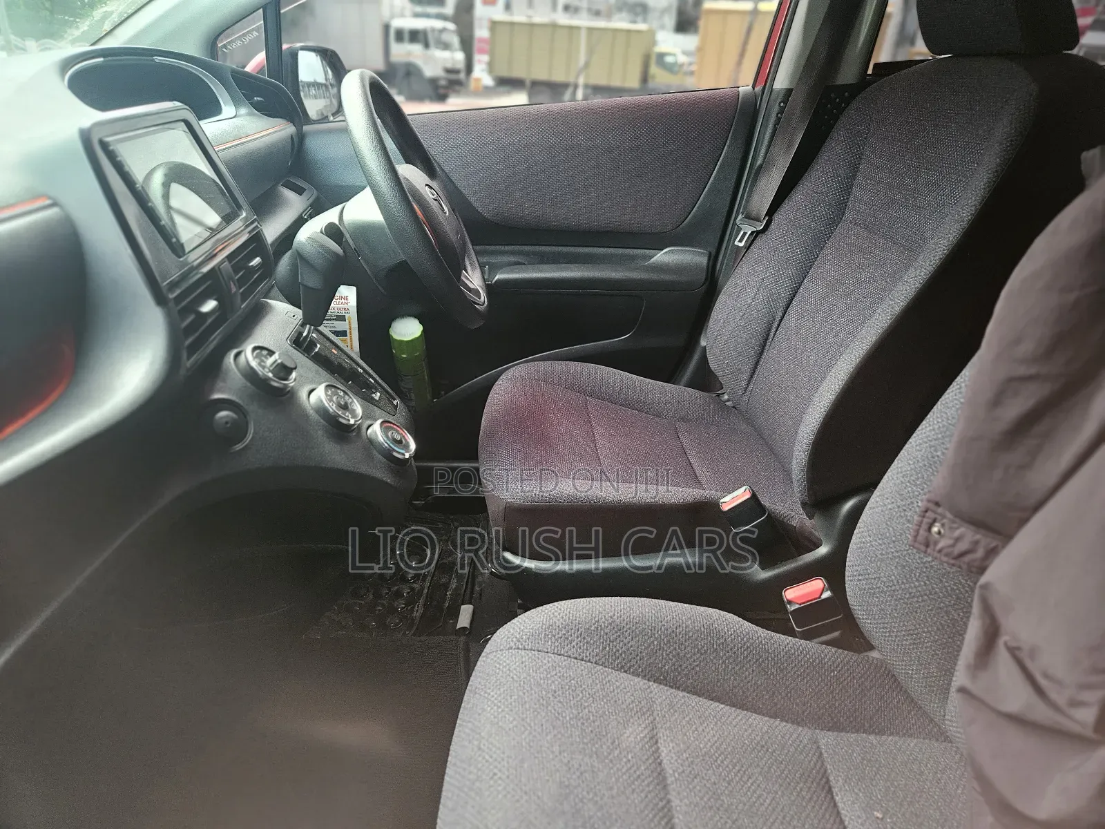 Toyota Sienta 2017 Red