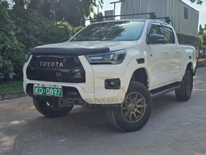Toyota Hilux 2022 White