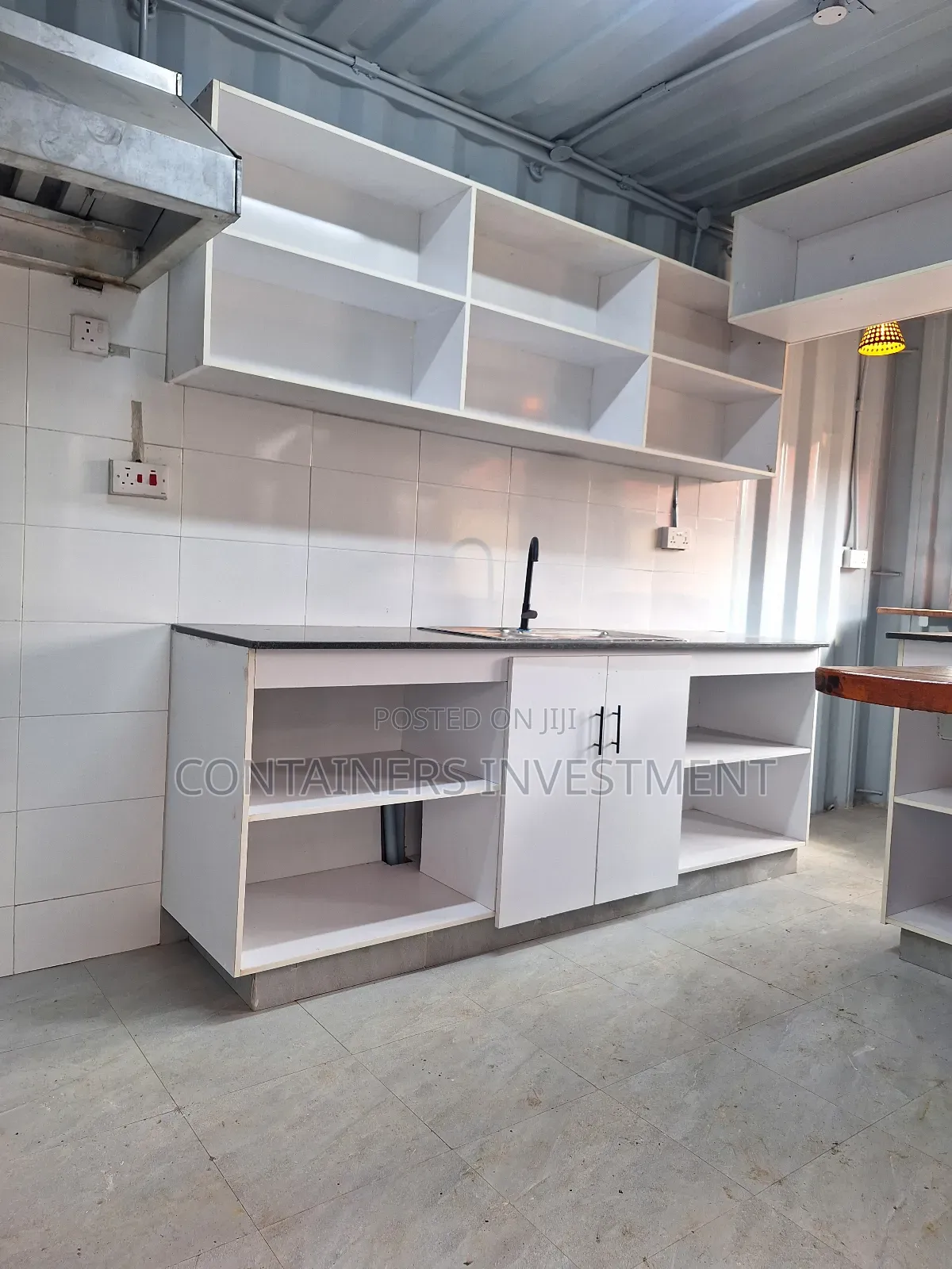 Fabricated 40ft Shipping Container Barbershop and Kitchen