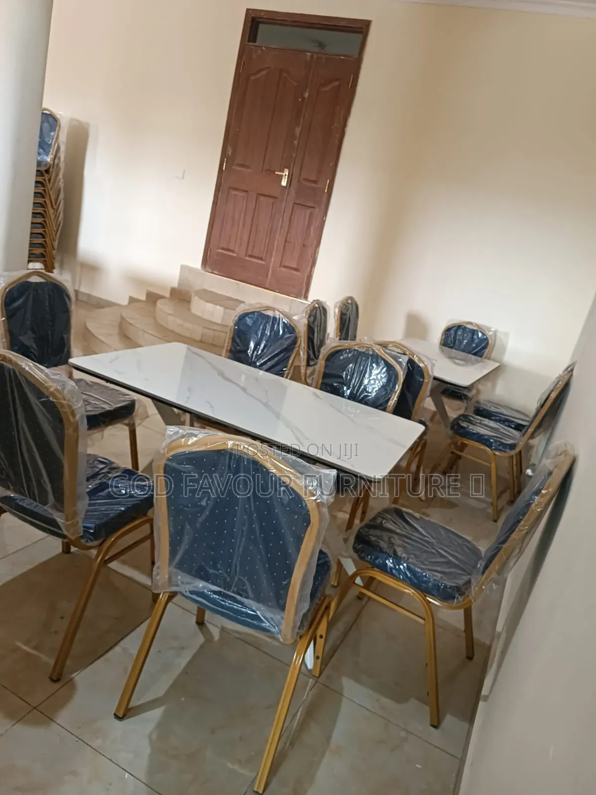 Elegant White Dining Table/Hotel Table With 6 Comfy Chairs