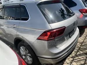 Volkswagen Tiguan 2.0T SE AWD 4MOTION 2018 Gold