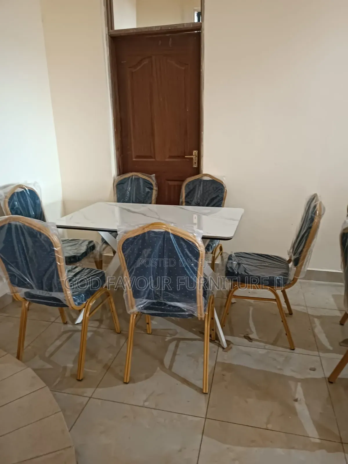 New Elegant Dining Table/Hotel Table Plus 6 Quality Chairs