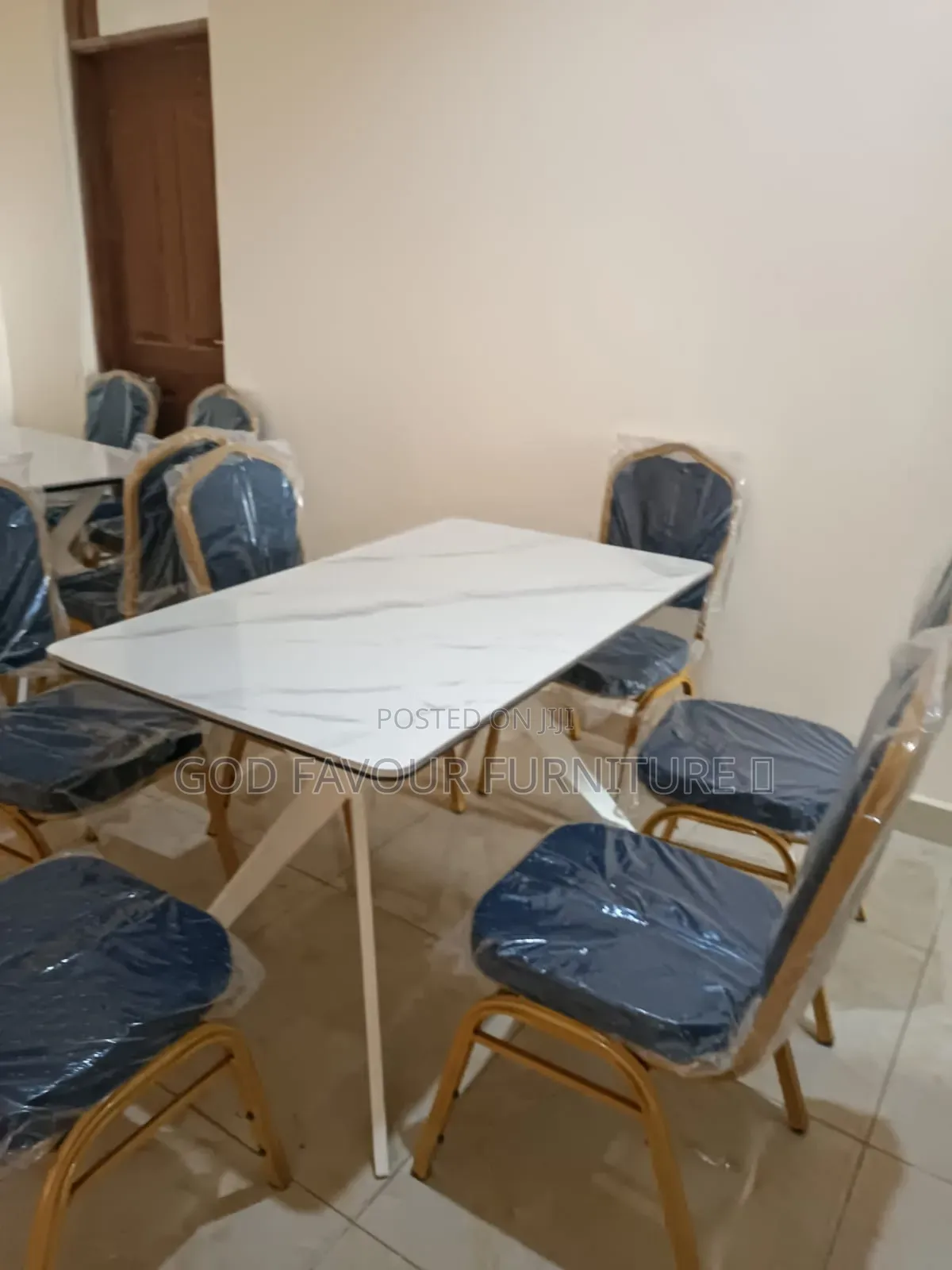 White Nordic Dining Table/Hotel Table Plus 6 Comfy Chairs Y5