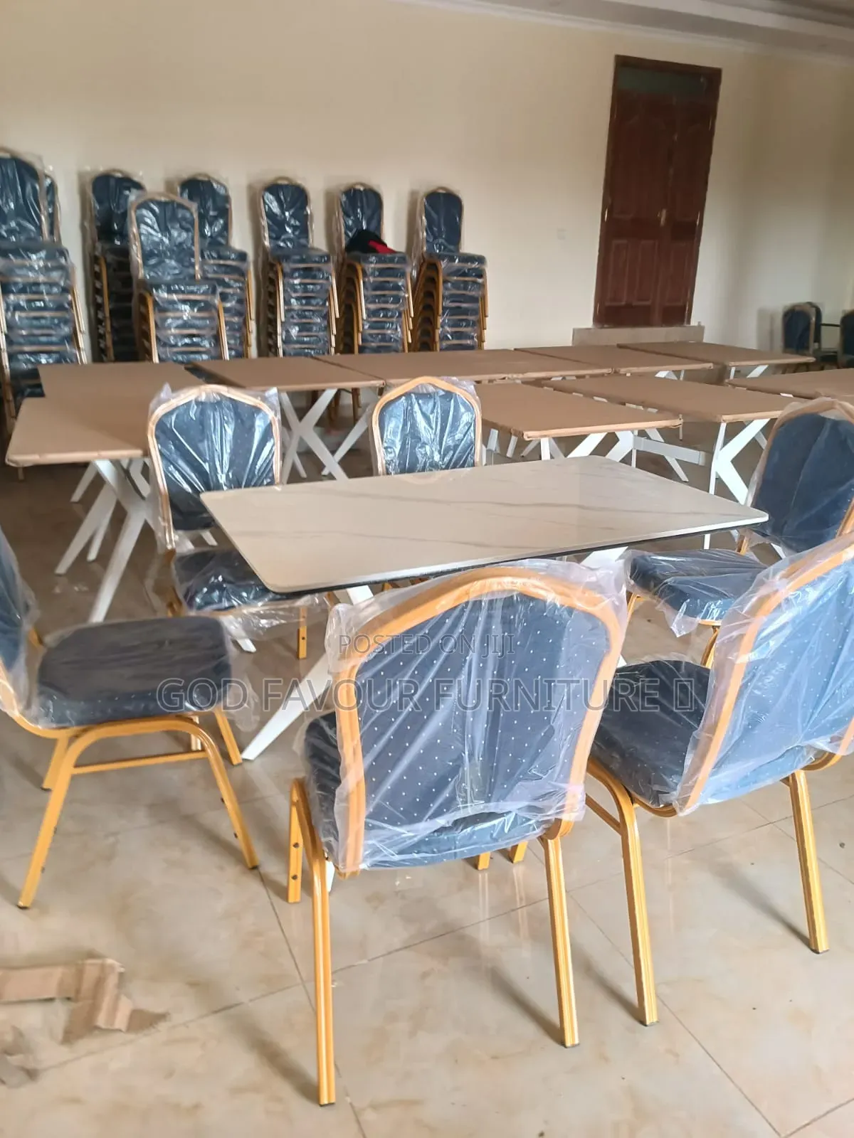 Quality Dining Table Plus 6 Stackable Comfy Chairs Ytw4