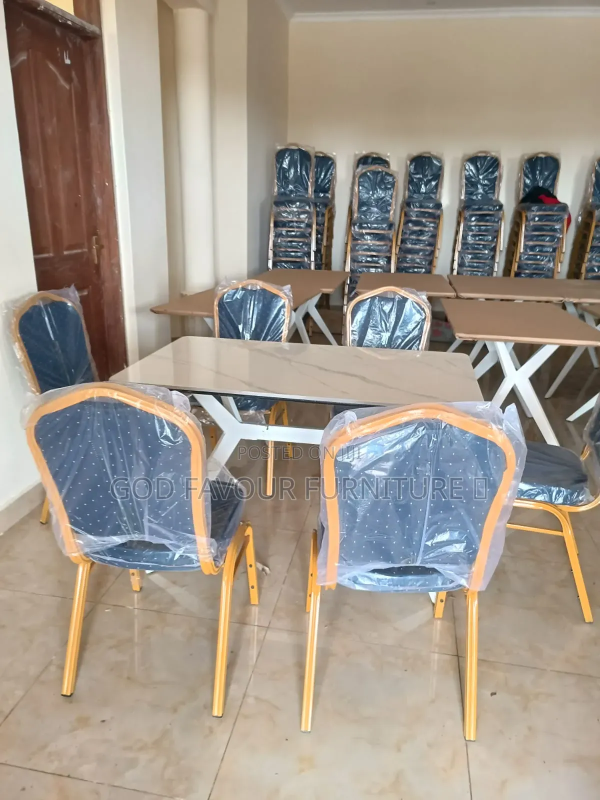 Dining Table/Hotel Table Plus 6 Complete Chairs Jk6q