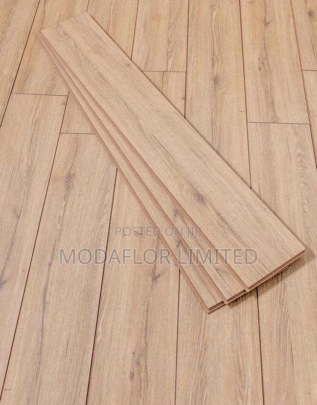 Laminate Flooring – Wood Vibes Without the Wood Worries!