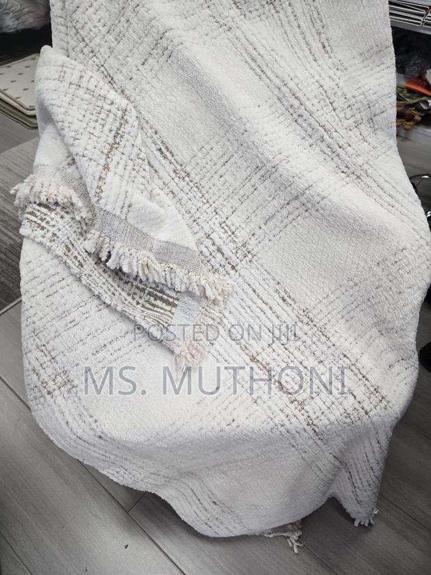 *Premium Quality Minimalist Throw Blankets* - thumbnail 2