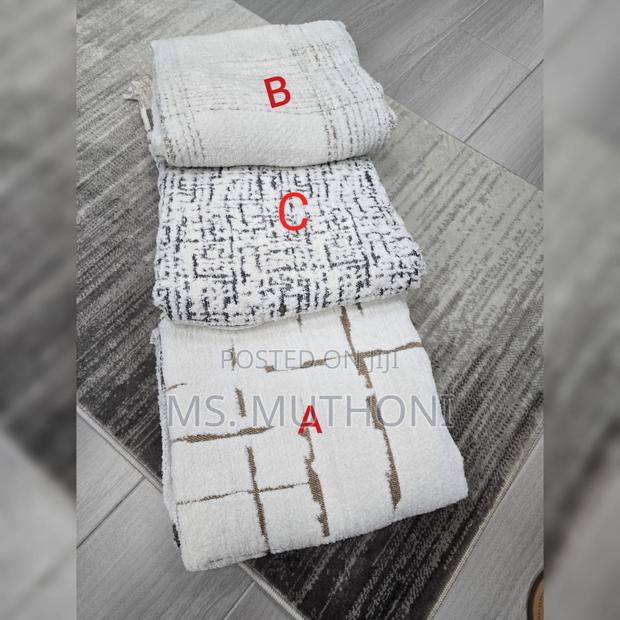 *Premium Quality Minimalist Throw Blankets* - thumbnail 5