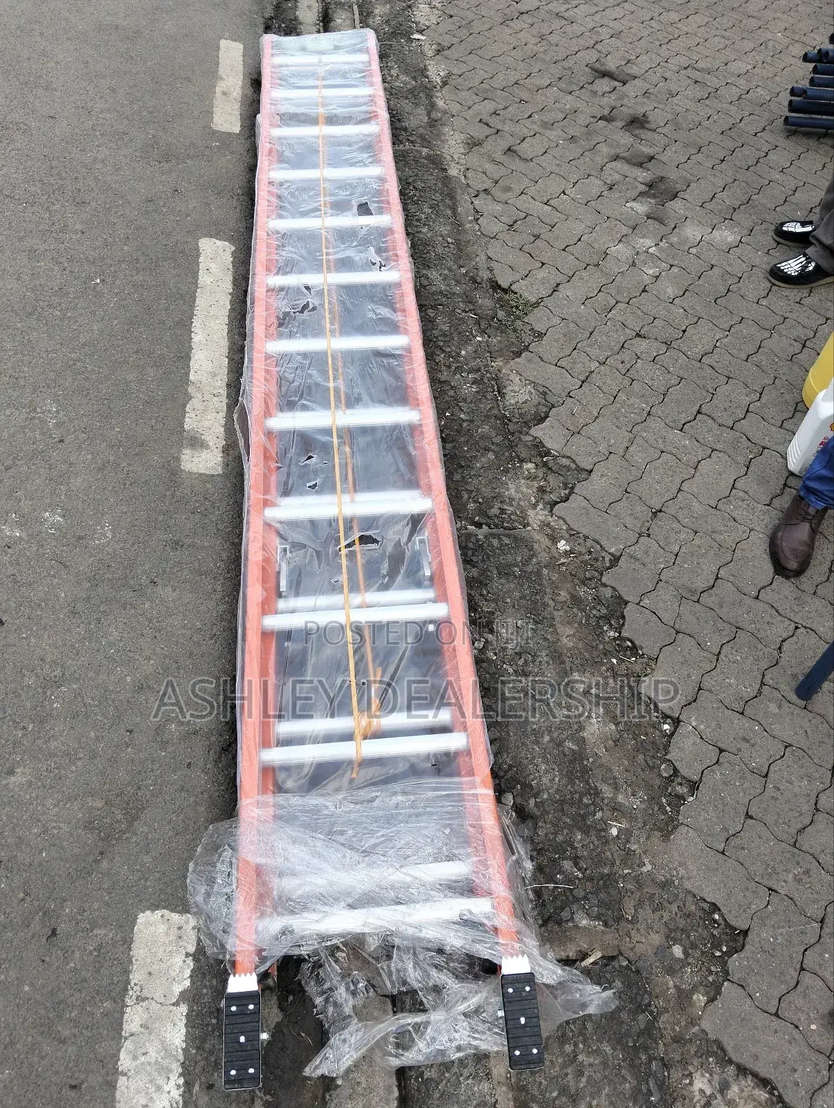 Heavy-Duty Fibreglass Extension Ladder