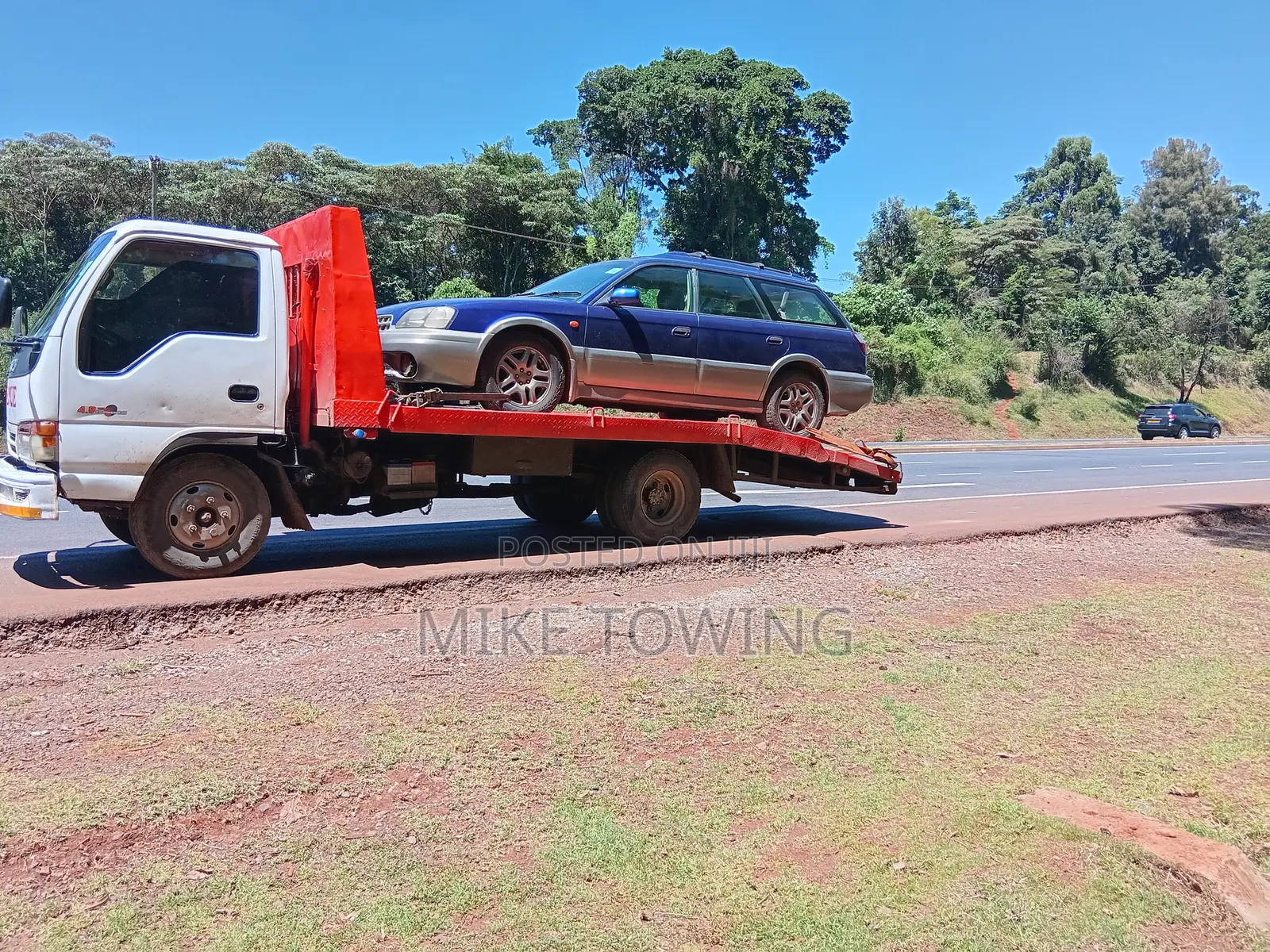 Reliable Flatbed and Towing Truck Vehicle Breakdown