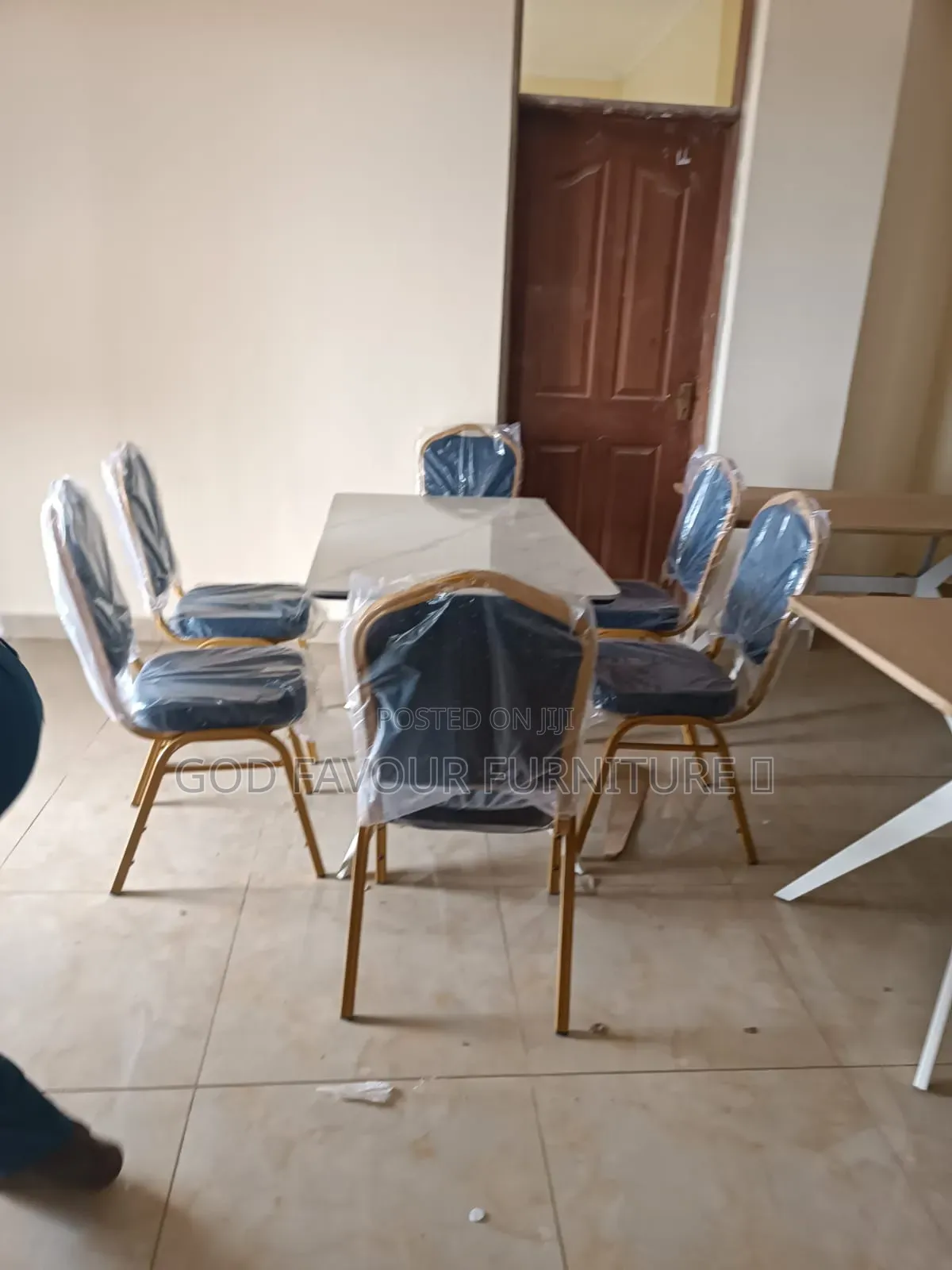 Modern White Stackable Dining/Hotel Table Plus 6 Chairs Kp8h