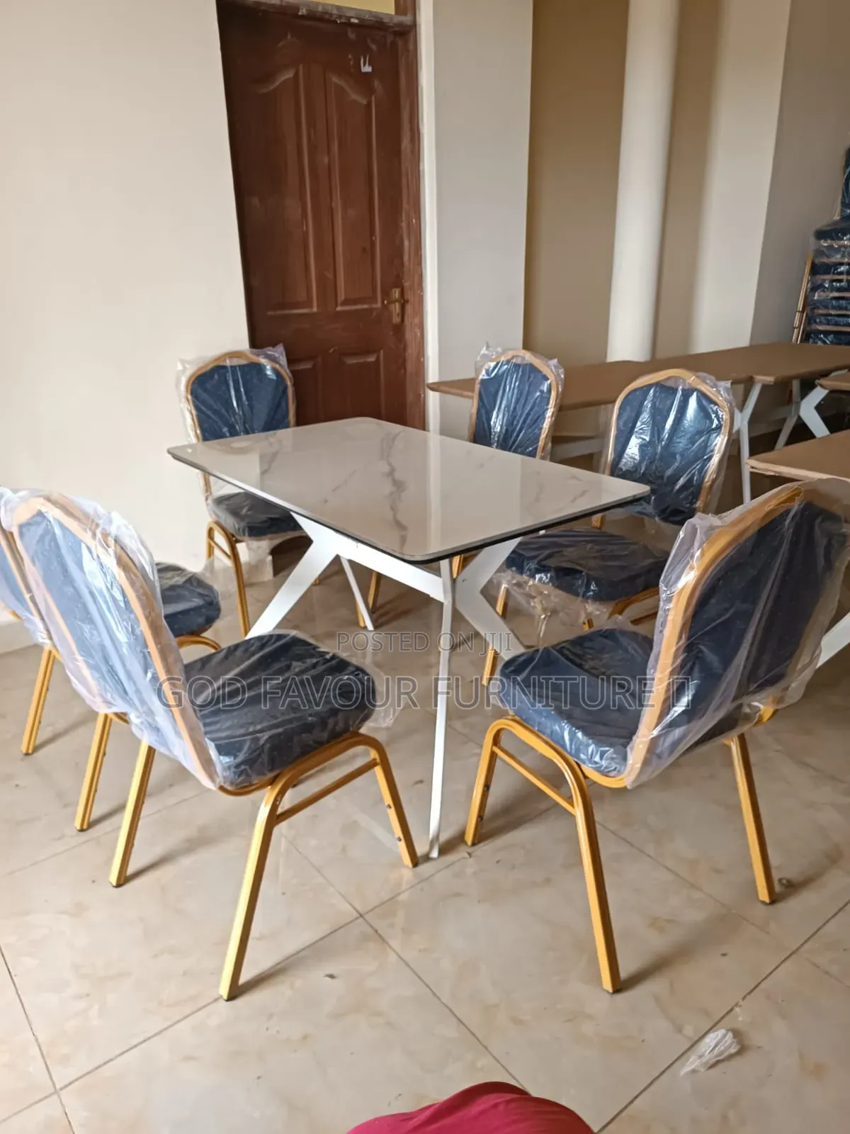 White Modern Stackable Dining/Hotel Table Plus 6 Chairs Pkj7