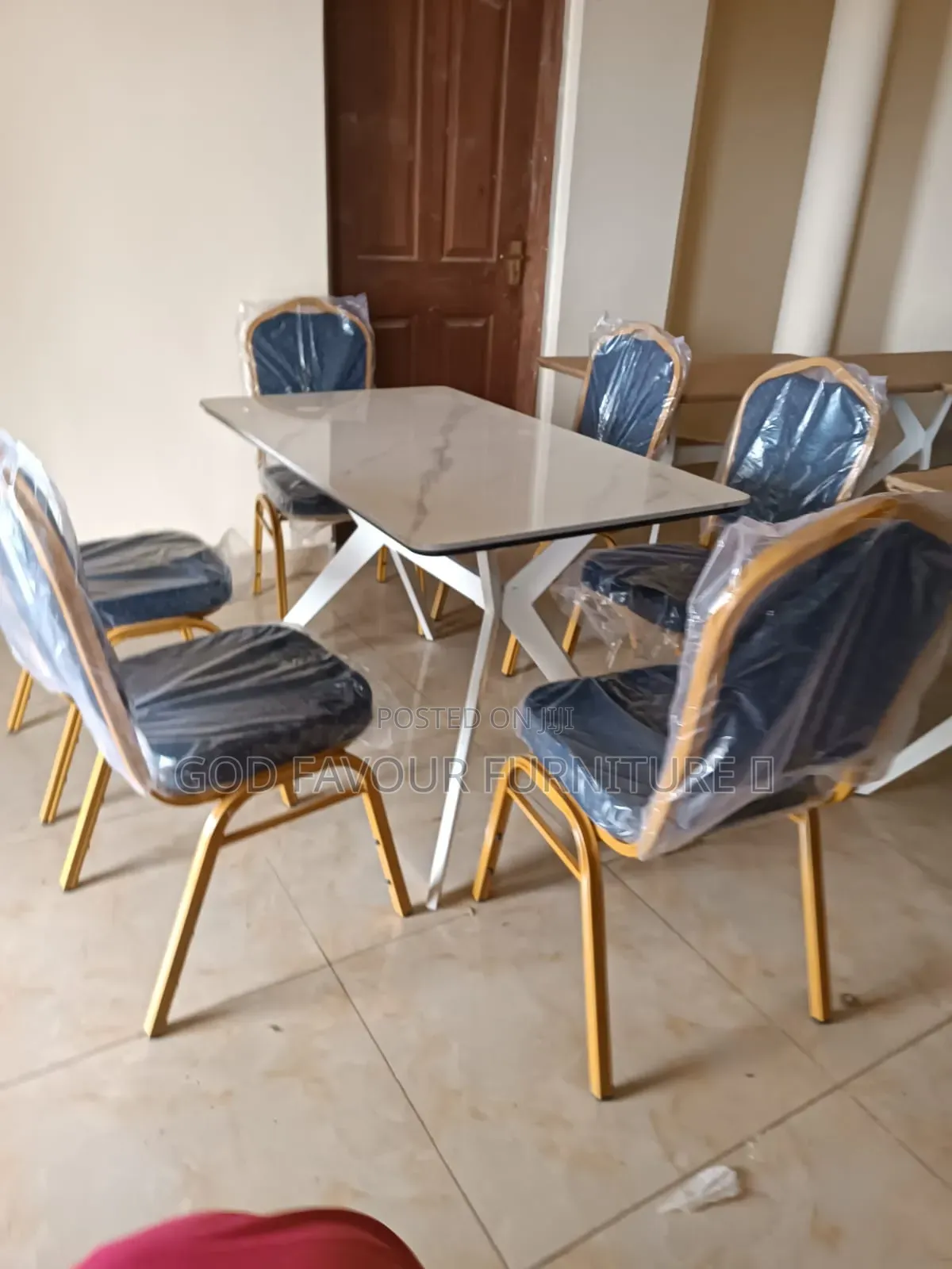 Modern Whitish Stackable Dining/Hotel Table With 6 Chairs Y5