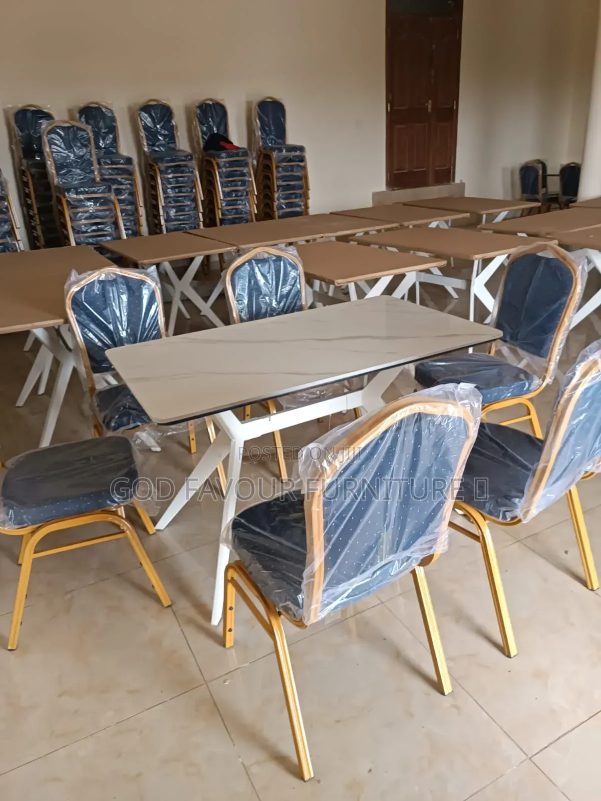 Modern Dining/Hotel Table Plus 6 Stackable Comfy Chairs Tf9j
