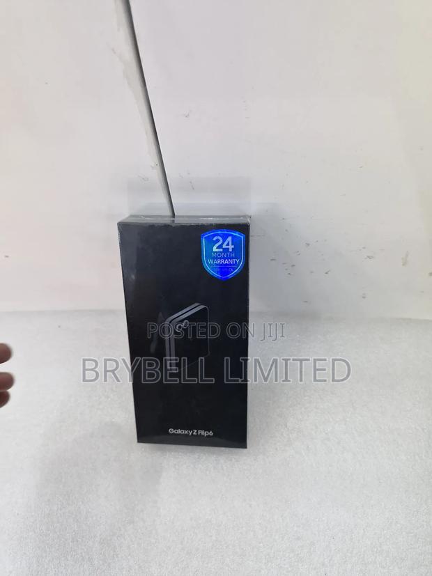 New Samsung Galaxy Z Flip6 256 GB Silver - thumbnail 2