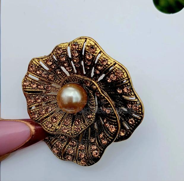 Best Brooches - thumbnail 3