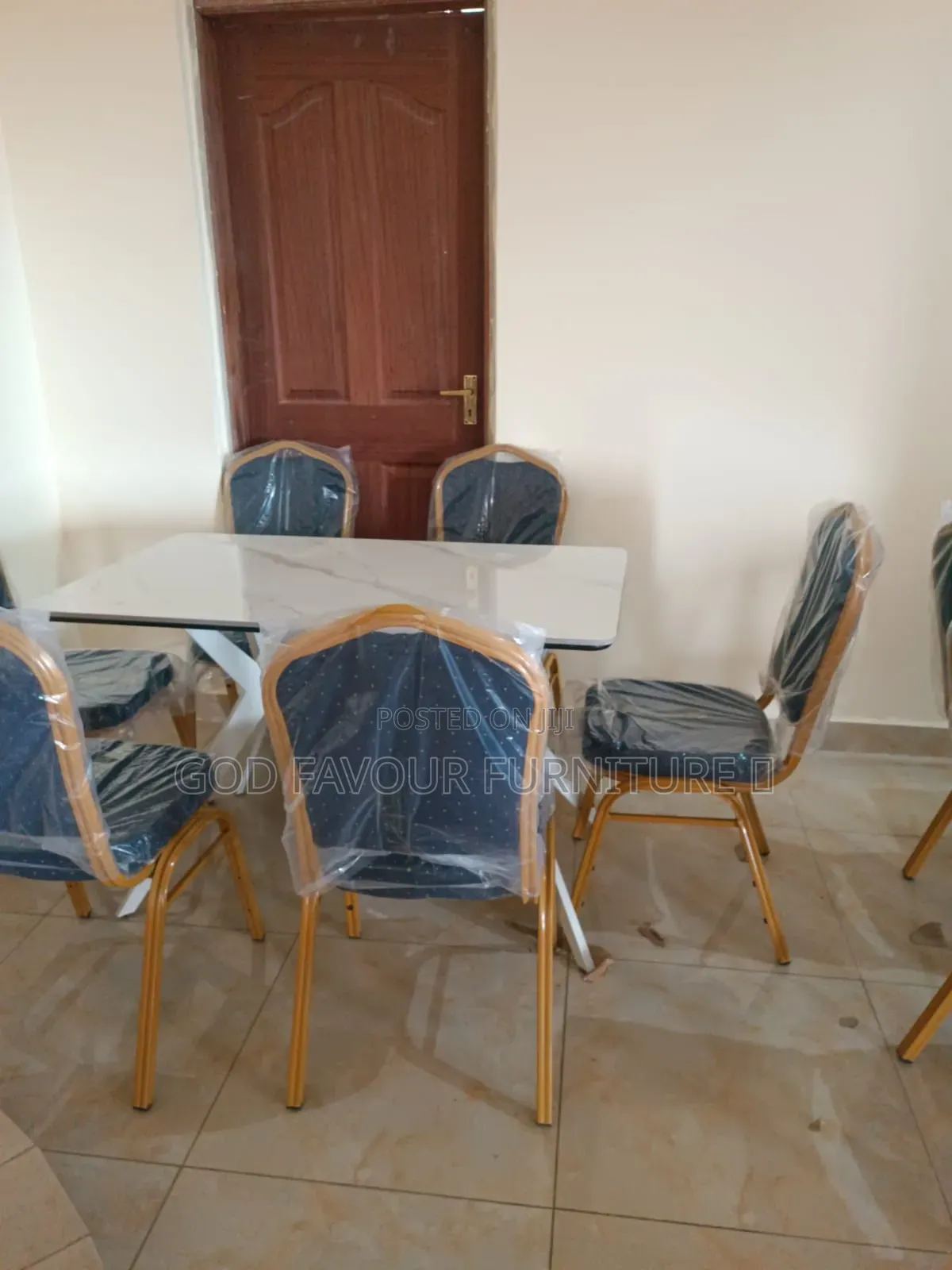 White Modern Dining/Hotel Table Plus 6 Chairs Stackable Tq8