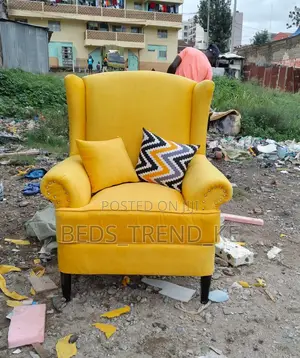 Single Armchair Seat With Free Throw Pillows