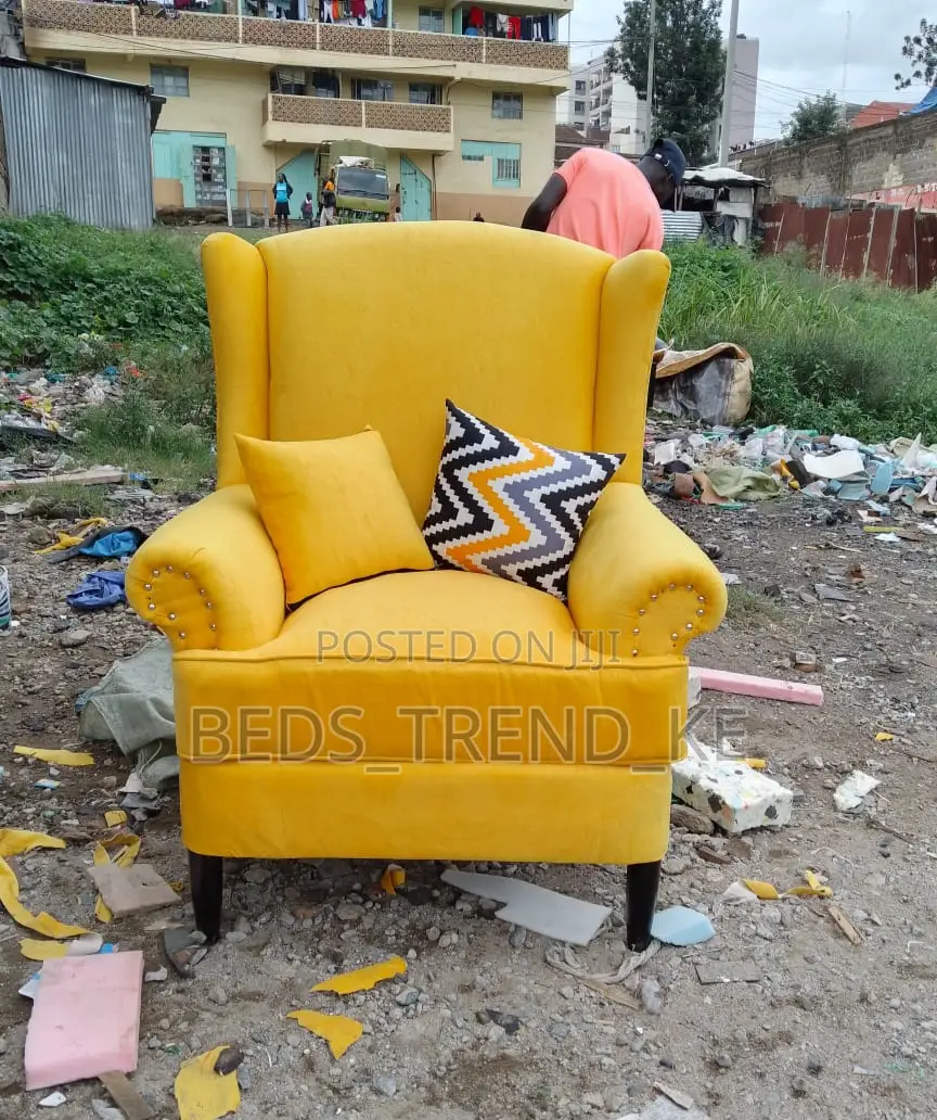 Single Armchair Seat With Free Throw Pillows