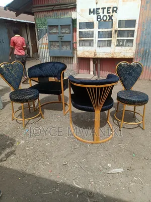 4 Manicure Seats, Black and Gold 
