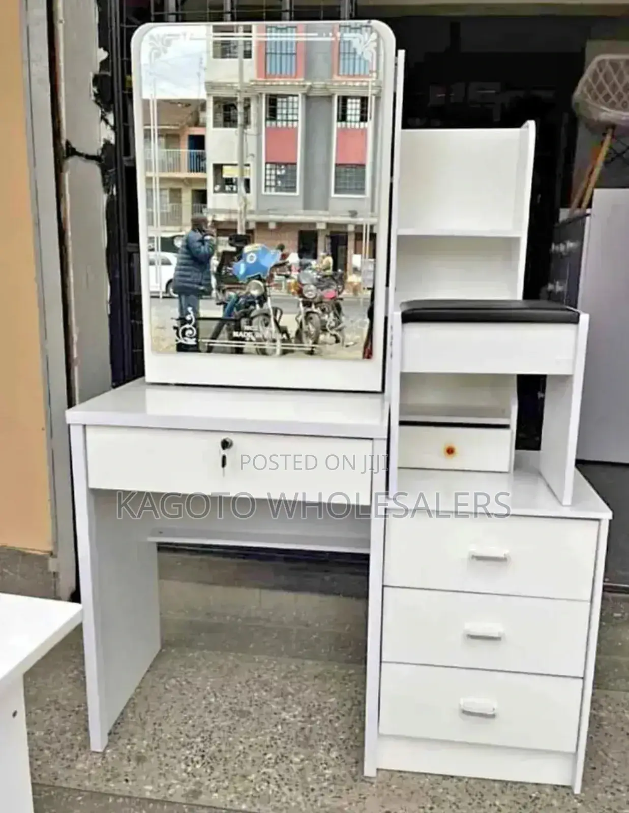 Dressing Table + Drawers+ Stools+ Lock