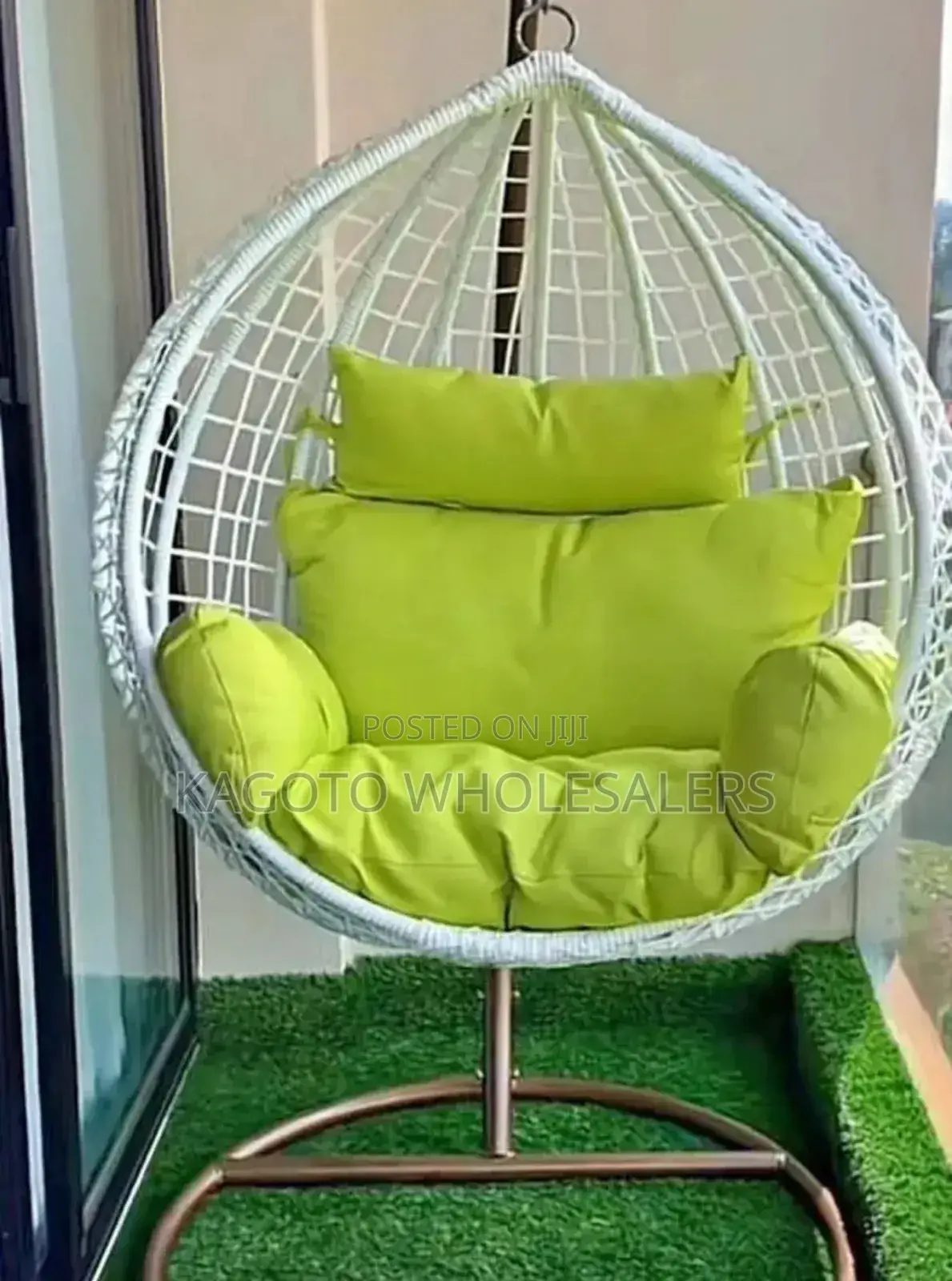 Executive Swinging Chair With Metallic Stand