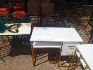 Quality Manicure Golden Table