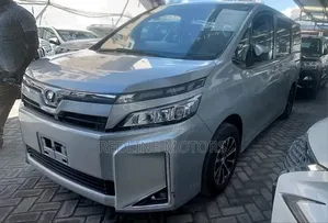 Toyota Voxy 2018 Silver