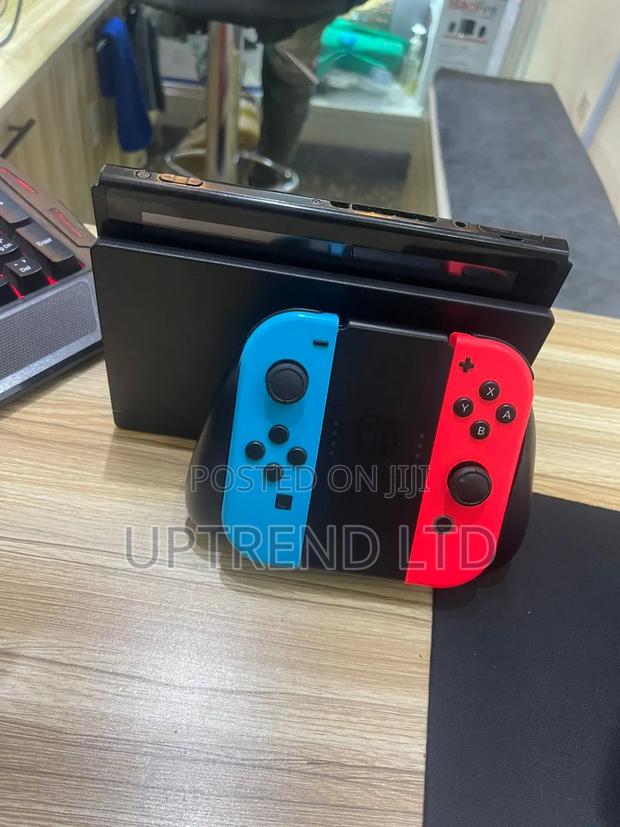 Chipped Nintendo Switch With 8 Latest Games - thumbnail 3