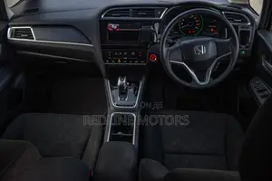Honda Shuttle 1.5 Hybrid 2WD 2018 Silver