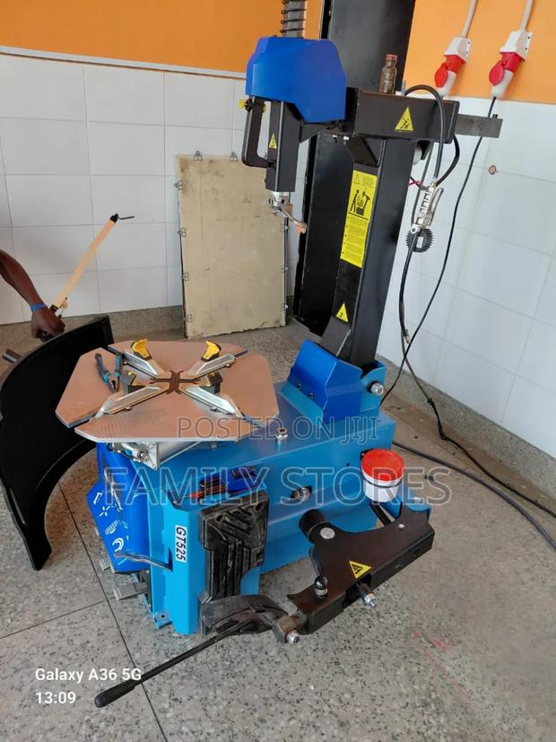 Commercial Tyre Changing Machine Roadbuck Italy
