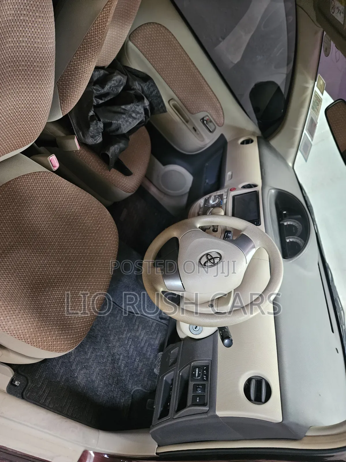 Toyota Sienta 2014 Red