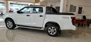 New Isuzu D-MAX 2025 Off white