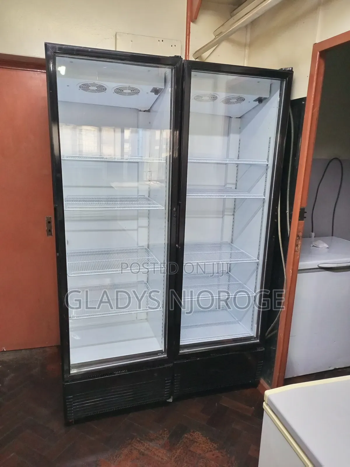 Commercial Chiller ( 650l Both, Well Maintained)