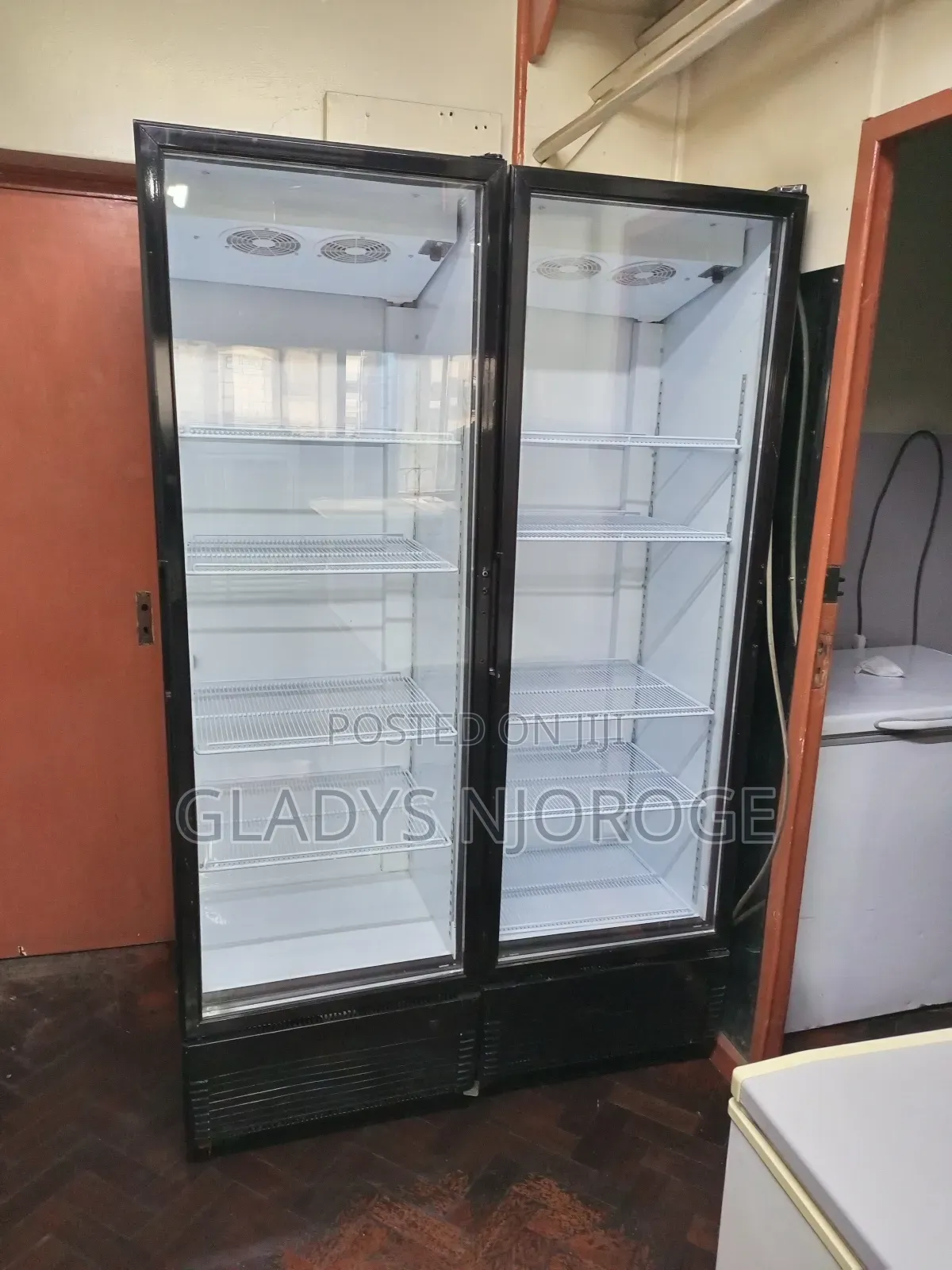 Commercial Chiller ( 650l Both, Well Maintained)