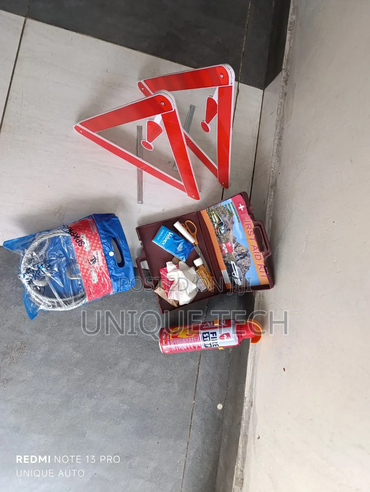 Emergency Kit 4-in-1 / Triangle, Tow Rope, Fire Stop & Aid