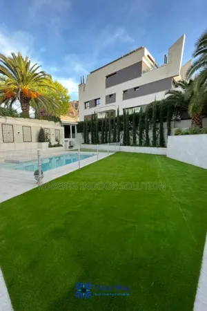 Elevate Your Swimming Pools With This Grass Carpet