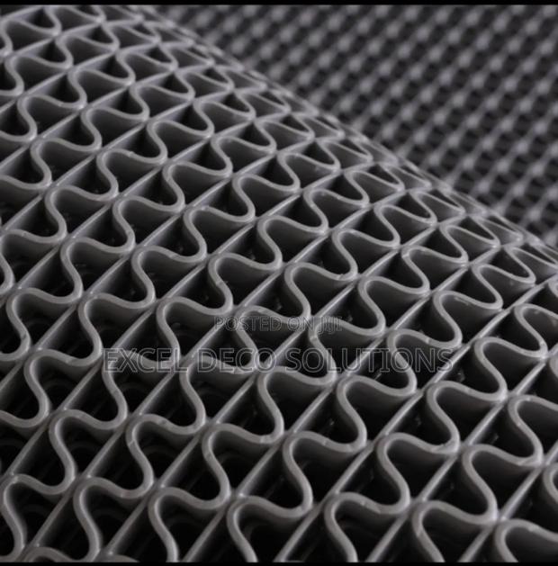 Premium Rubber Anti-Slip Floor Mat – Industrial Strength