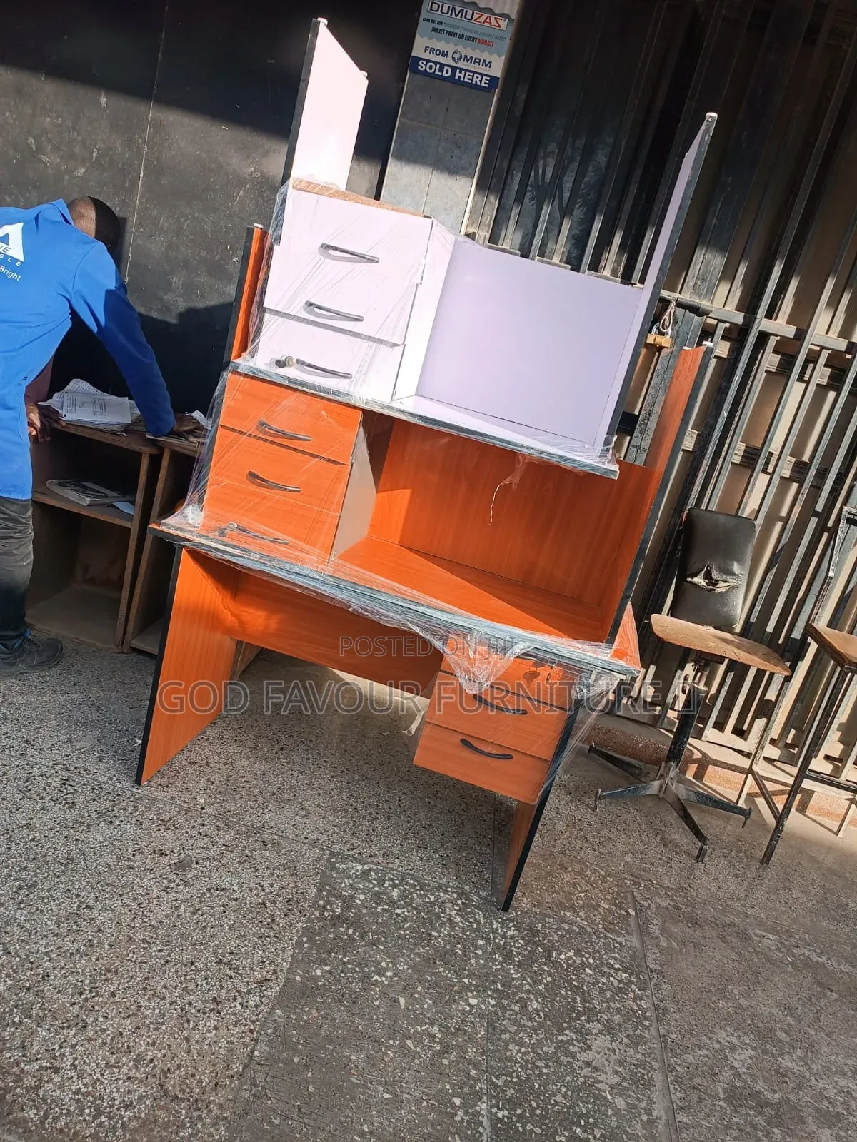 Brand New 1.2m Office Table/Desk Lockable Drawers Yf2x