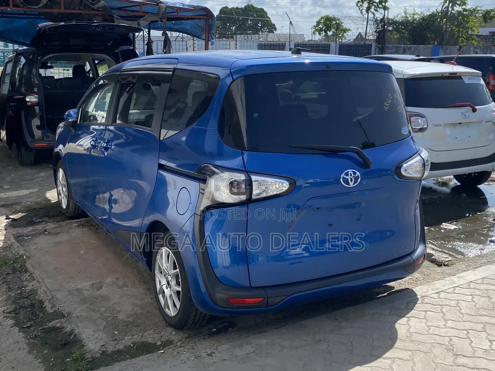 Toyota Sienta 2018 Blue