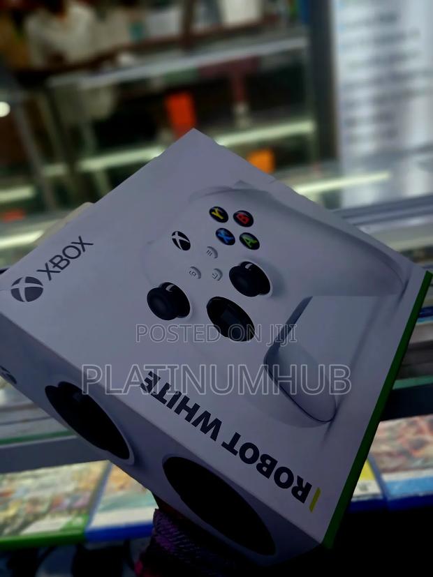 Robot White Xbox Gamepad - main view