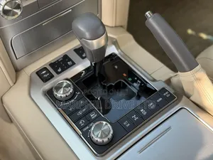 Toyota Land Cruiser 4.6 V8 ZX 2018 White