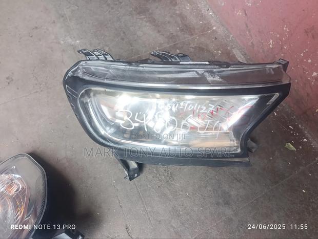 Ford Ranger 2013 Non Zenon Headlight Clean - main view